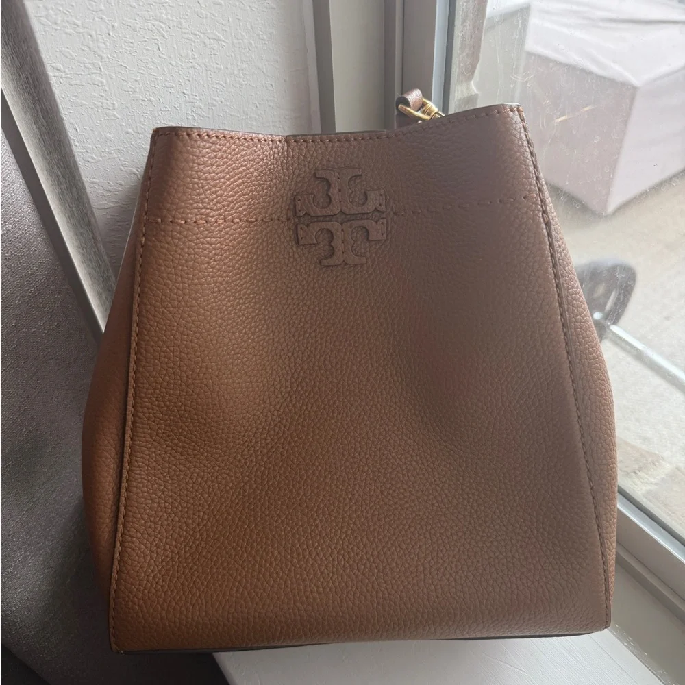 Tory Burch McGraw small bucket bag in moose - Picture 3 of 9